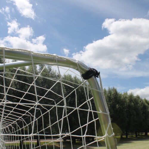 Verplaatsbaar voetbaldoel VD90 Pro 8 Detailfoto van de hoekconstructie van het VD90 Pro aluminium voetbaldoel met versterkte hoekverbinding.